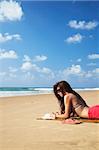 Frau lesen am Strand, Tofo, Inhambane, Mosambik, Afrika