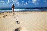 Femme debout sur les dunes de sable, Tofo, Inhambane, au Mozambique, Afrique