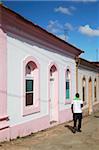 Homme en passant devant les maisons colorées, Inhambane, au Mozambique, Afrique