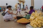 Vendeur vendant des collations à la plage, Kanyakumari, Tamil Nadu, Inde, Asie