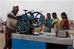 Homme qui vend des jus de canne à sucre, Kanyakumari, Tamil Nadu, Inde, Asie