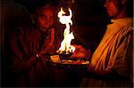 Priester und Anhänger durchführen Aarti, Haridwar, Uttarakhand, Indien, Asien