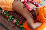 Guru liegend auf einem Bett aus Nägeln in Pilot-Baba-KZ Kumbh Mela in Haridwar, Uttarakhand, Indien, Asien