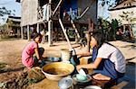 Laver les ustensiles de ménage, partie de la vie quotidienne dans un village cambodgien, Siem Reap, Cambodge, Indochine, Asie du sud-est, Asie