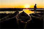 Fischer repariert sein Netz bei Sonnenuntergang, Canal des Pangalanes, Mankara, Madagaskar, Indischer Ozean, Afrika