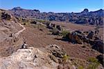 Tourisme à la recherche sur les formations rocheuses du Parc National Isalo, Madagascar, Afrique