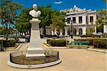 Grand carré avec Colonial abrite, Cienfuegos, patrimoine mondial de l'UNESCO, Cuba, Antilles, Caraïbes, Amérique centrale