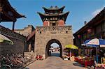 Stone gate à Pingyao, réputée pour son mur magnifique ancienne ville, patrimoine mondial de l'UNESCO, Shanxi, Chine, Asie