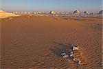 Le désert blanc avec sculptures érodées par les vents dans la roche riche de calcium dans le lointain, près Baharia, Egypte, Afrique du Nord, Afrique