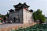 Énorme porte au bord du lac de Kunming au Palais d'Eté (Yihe Yuan), patrimoine mondial de l'UNESCO, Bejing, Chine, Asie