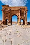 Arc de Trajan, dans le Roman ruins, Timgad, patrimoine mondial de l'UNESCO, Algérie, Afrique du Nord, Afrique