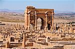 Der Bogen des Trajan in der römischen Ruinen, Timgad, UNESCO Weltkulturerbe, Algerien, Nordafrika, Afrika