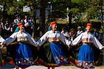 Traditionnellement habillées femmes qui dansent à folk montrent à l'île de Saaremaa, en Estonie, pays baltes, Europe