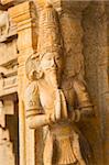 Eine hinduistische Skulptur gibt das Namaste-Willkommen bei der Brihadeeswarar Tempel (Big) in Thanjavur (Tanjore), Tamil Nadu, Indien, Asien