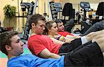 Menschen in Fitness-Studio trainieren