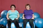Ältere Frauen im Fitnessstudio Gewichte zu heben.