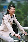 Femme d'affaires de navettage au travail à vélo