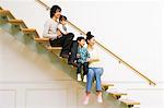 Famille assis sur les escaliers