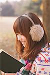 Japanische Frauen lesen Buch im Park