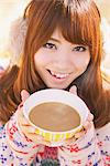 Femmes japonaises détenant la tasse de thé