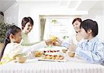 Parents et enfants ayant un toast