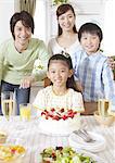 Parents et enfants, avoir une fête d'anniversaire