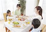 Les parents et les enfants ayant une fête d'anniversaire