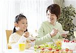 Père et fille mangeant chirashi sushi
