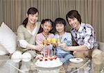 Parents et enfants, avoir une fête d'anniversaire