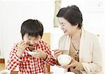 Grand-mère et petit-fils manger barbecue japonais