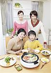 Famille de trois générations autour yosenabe