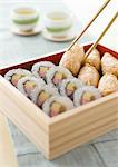 Sushi roll et inari sushi en boîte déjeuner