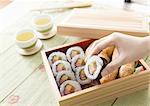 Sushi roll et inari sushi en boîte déjeuner