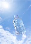 Bouteille de plastique flottant dans le ciel bleu