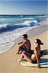 Jeune couple assis sur des planches de surf horizontal, Brighton beach, Perth, Australie-occidentale, Australie