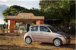 Bujumbura, Burundi. Une voiture chinoise moderne sur la plage le week-end.