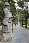 Homme marchant le long de la voie sacrée à Ming Xiaoling (tombe de la dynastie Ming et patrimoine mondial de l'UNESCO), Zijin Shan, Nanjing, Jiangsu, Chine