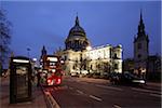 Trois icônes dans une seule photo: St. Pauls, téléphone de Londres et le Routemaster Bus.