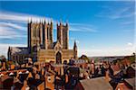 L'Angleterre. La façade occidentale de la cathédrale de Lincoln se situe haut au-dessus du paysage urbain.
