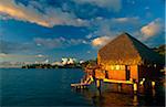 Français de Polynésie, îles de la société, îles sous-le-vent, Tahiti, Papeete. Un chalet sur pilotis à l'hôtel Intercontinental.