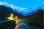 La nuit tombe sur le Cirque de Gavarnie, patrimoine mondial de l'UNESCO. Midi-Pyrenees, France