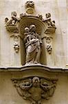 Arles; Bouches du Rhone, Frankreich; Kleine Statue der Madonna mit Kind an einer Straßenecke