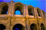 Arles; Bouches du Rhone, Frankreich; Detail der Bögen des historischen Amphitheater am Abend