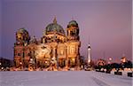 Cathédrale de Berlin avec le tour de la télévision en arrière-plan. Allemagne