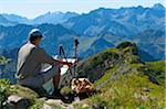 Randonneur au repos près d'Oberstdorf, Allgäu, Bavière, Allemagne