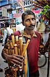 Un vendeur de flûte de Varanasi, Inde