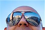 Homme avec des lunettes de soleil sur St. Marks place, Venise, Vénétie, Italie