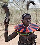 Eine alte Pokot Frau tanzt während einer Atelo Zeremonie. Der Kuh Horn-Container enthält normalerweise tierischen Fette. Kenia