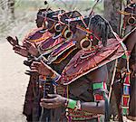 Pokot femmes portant des ornements traditionnels de perles et boucles d'oreilles en laiton indiquant leur état marié. célébrer une cérémonie Atelo. Les Pokots sont pasteurs parlant une langue nilotique Sud.