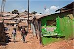 Kibera ist das größte Elendsviertel in Afrika und eine der größten der Welt. Es beherbergt etwa 1 Million Menschen am Stadtrand von Nairobi. Das gewellte Gebäude auf der rechten Seite ist eine einheimische Kirche.